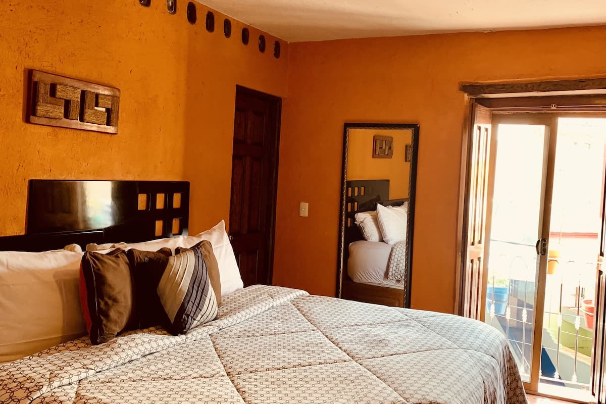 Standard Room, 1 Queen Bed, Balcony | Desk, free WiFi, bed sheets