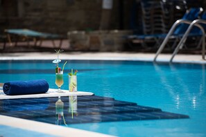 Seasonal outdoor pool, sun loungers - Hotel Calypso (Faistos)