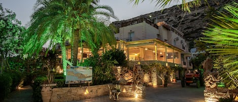 Mặt tiền nơi lưu trú