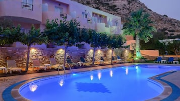 Una piscina al aire libre de temporada, tumbonas