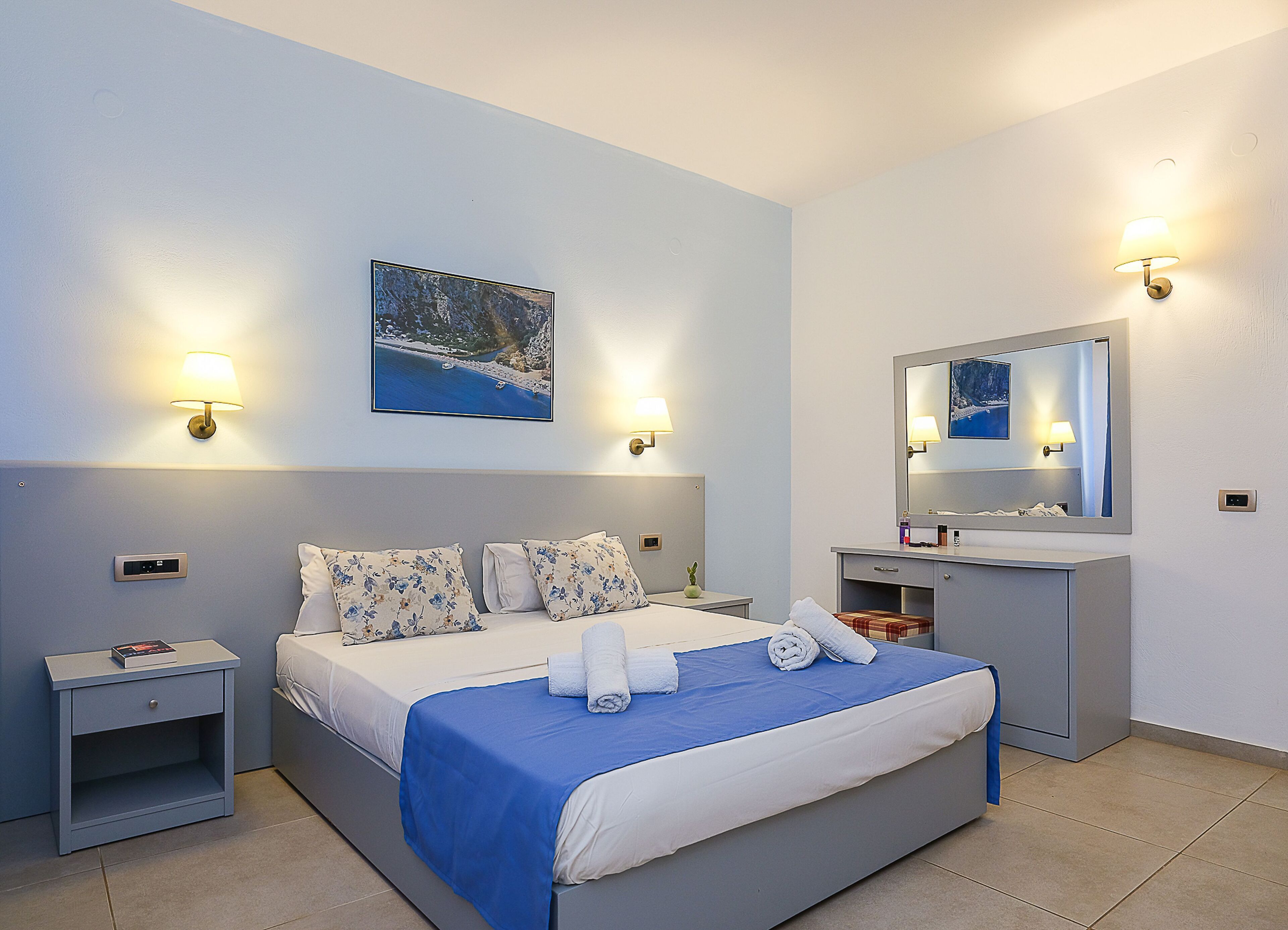 Standard Room, Pool View | Minibar, in-room safe, soundproofing, iron/ironing board