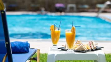 Alberca al aire libre por temporada y camastros