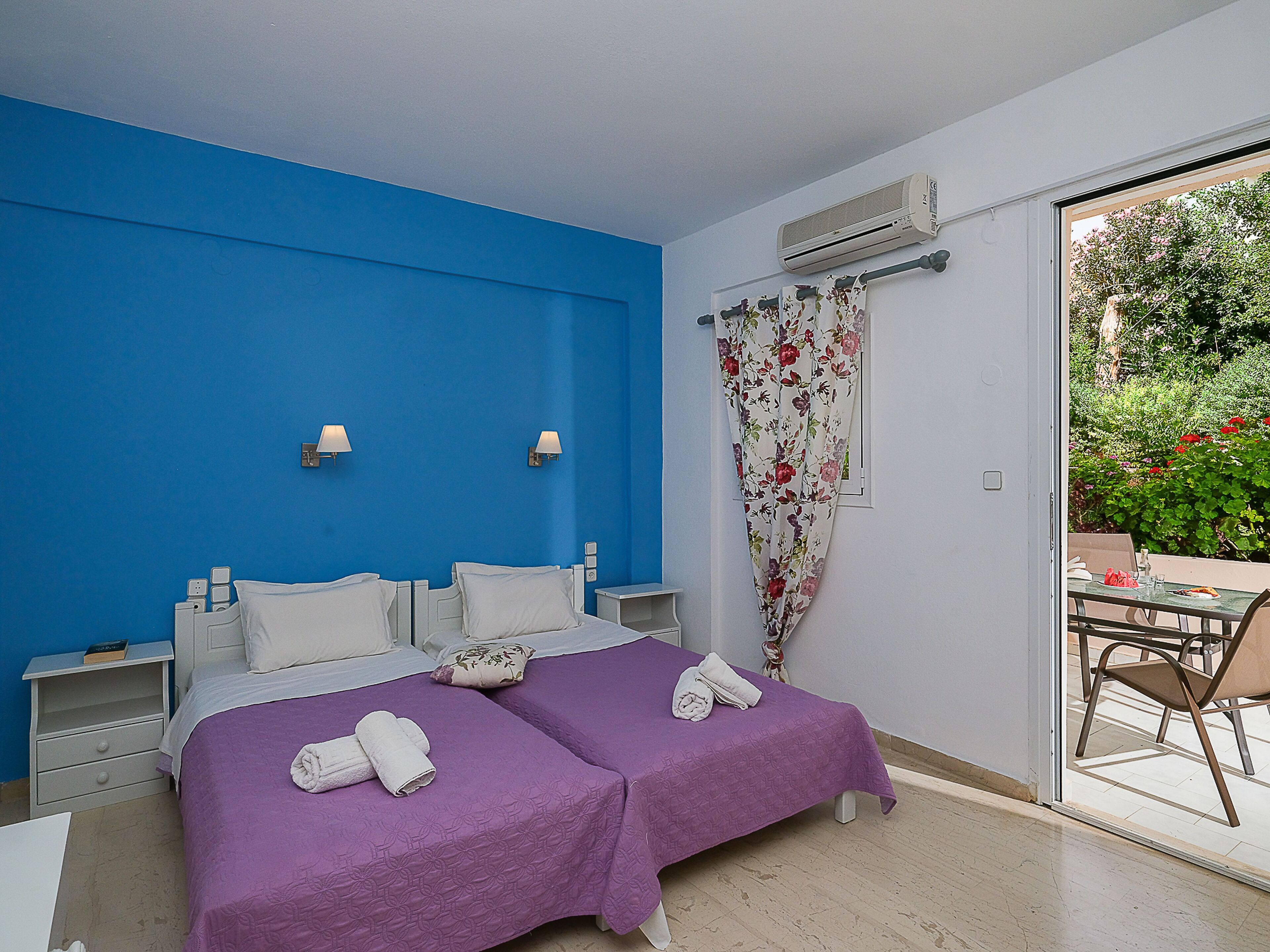 Standard Room, Pool View | Minibar, in-room safe, soundproofing, iron/ironing board