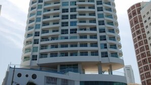 A tall, cylindrical hotel with multiple balconies and a modern architectural design. - Arriendos IH Palmetto Eliptic (Cartagena de Indias)