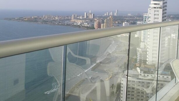 A high-rise building with a view of the coastline and other buildings. - Arriendos IH Palmetto Eliptic (Cartagena de Indias)