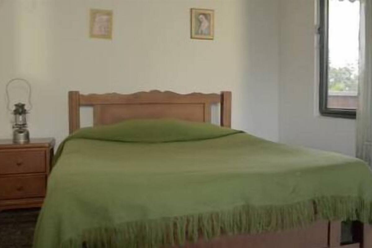 Habitación triple | Caja fuerte, tabla de planchar con plancha, ropa de cama