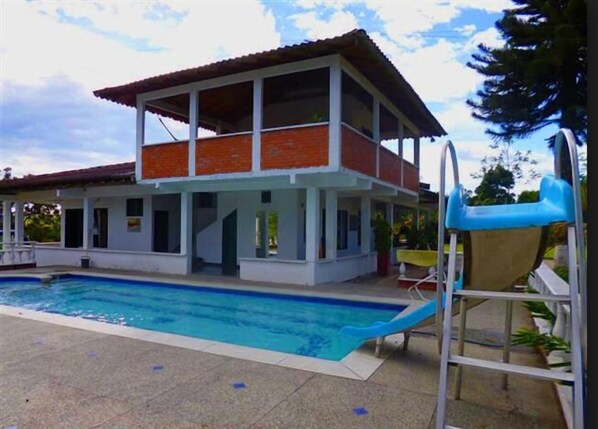 Una piscina al aire libre