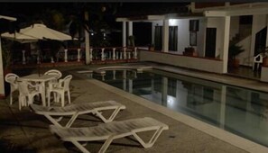 Una piscina al aire libre