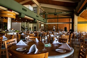 Breakfast, lunch, dinner served; international cuisine 