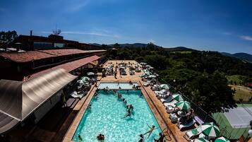 Piscina interna, 2 piscinas externas, espreguiçadeiras