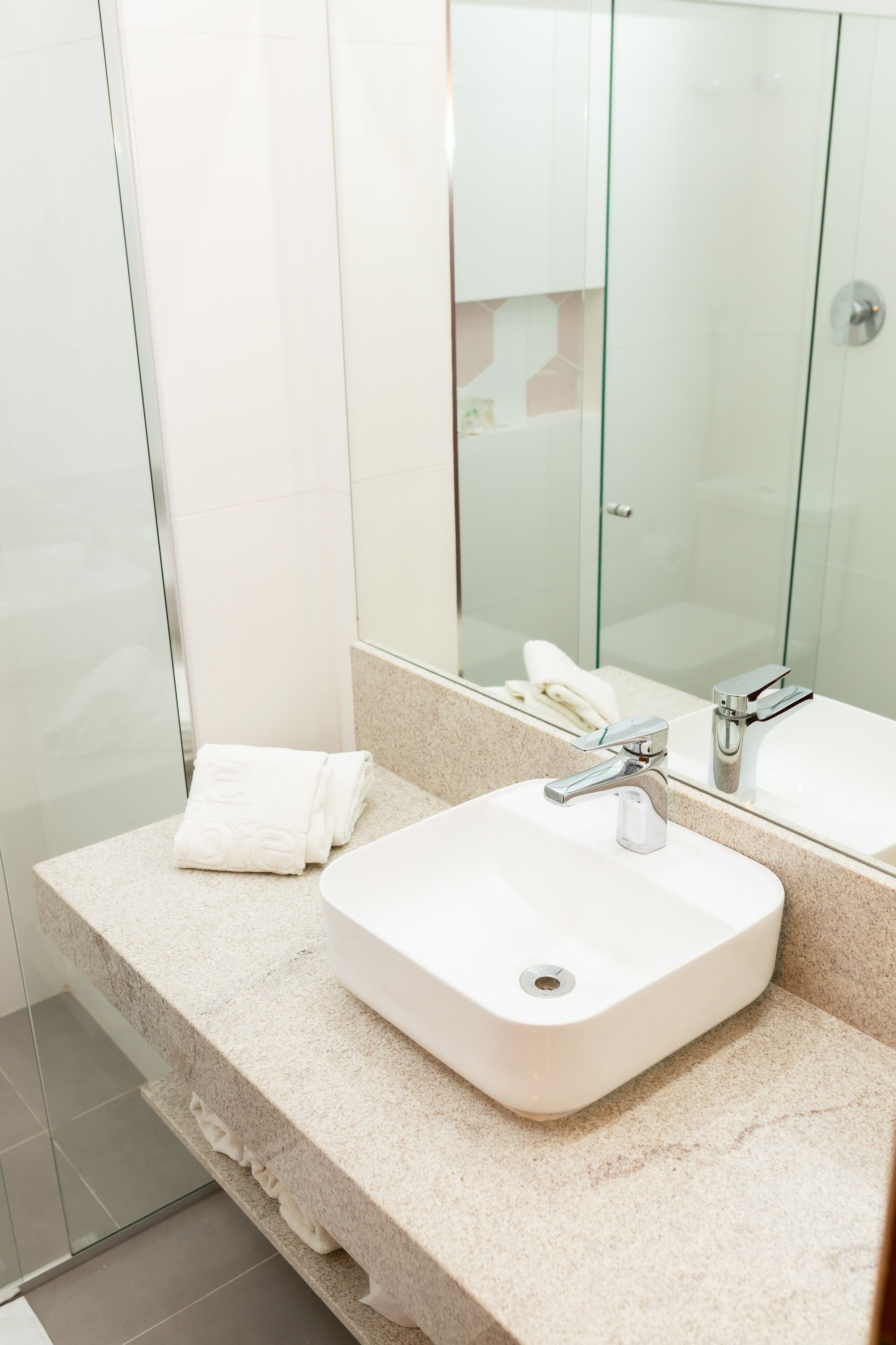 standard room | minibar, in-room safe, desk, free cots/infant beds