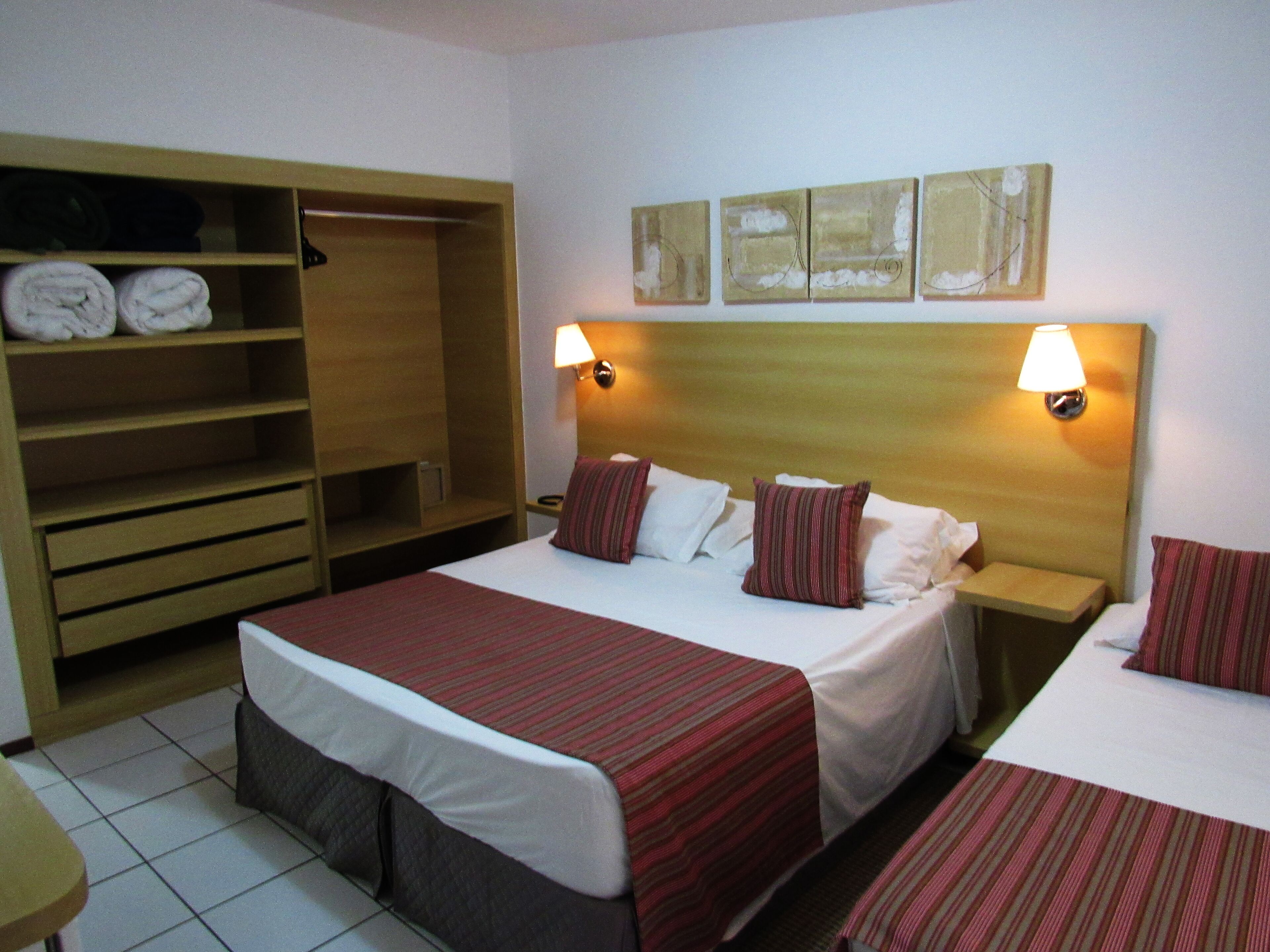 standard room | minibar, in-room safe, desk, free cots/infant beds