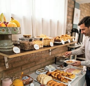 Un buffet proposant une variété de plats et une personne qui sert les clients.