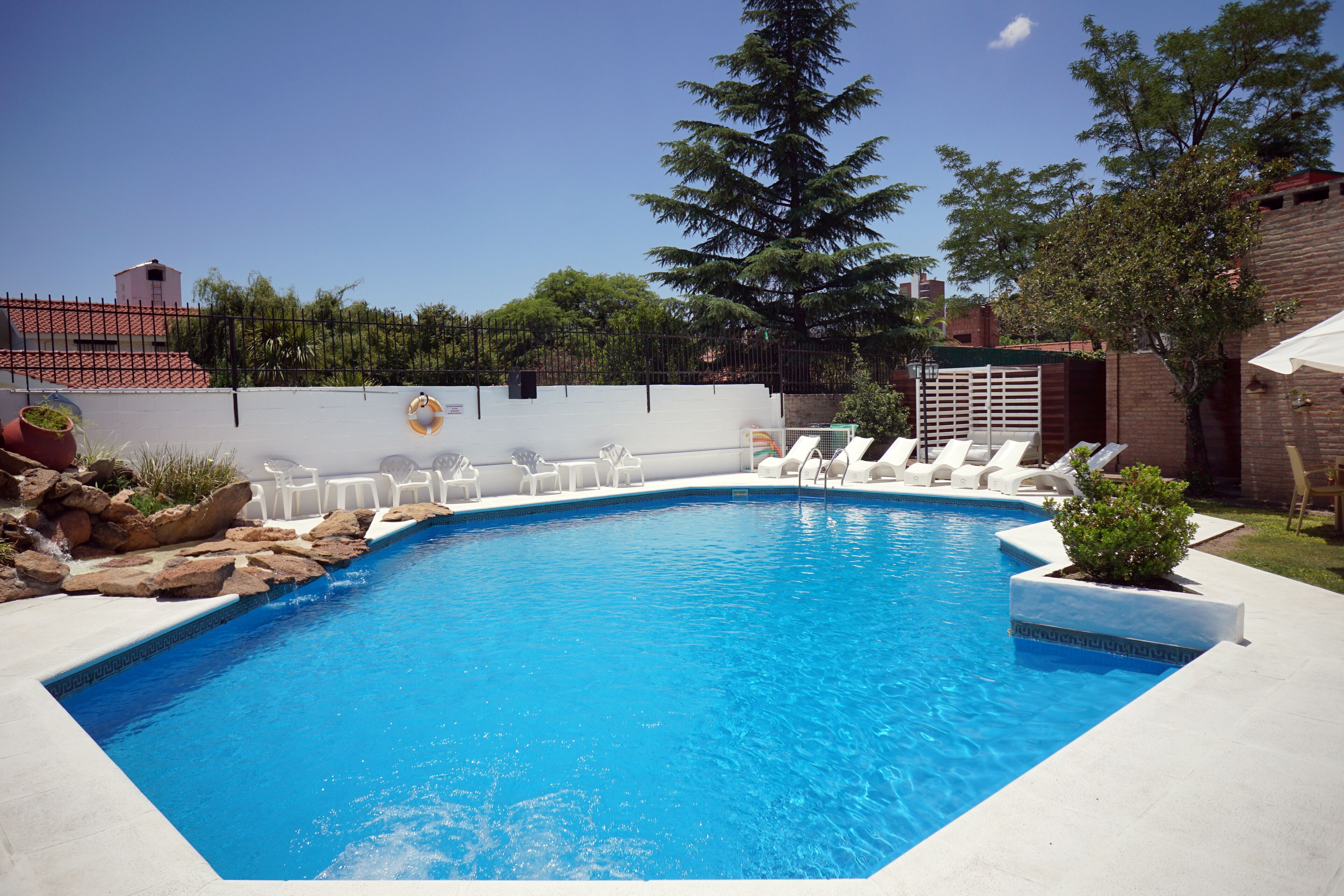 حمّام سباحة خارجي، مظلات على حمّام السباحة، مقاعد  للتشمس