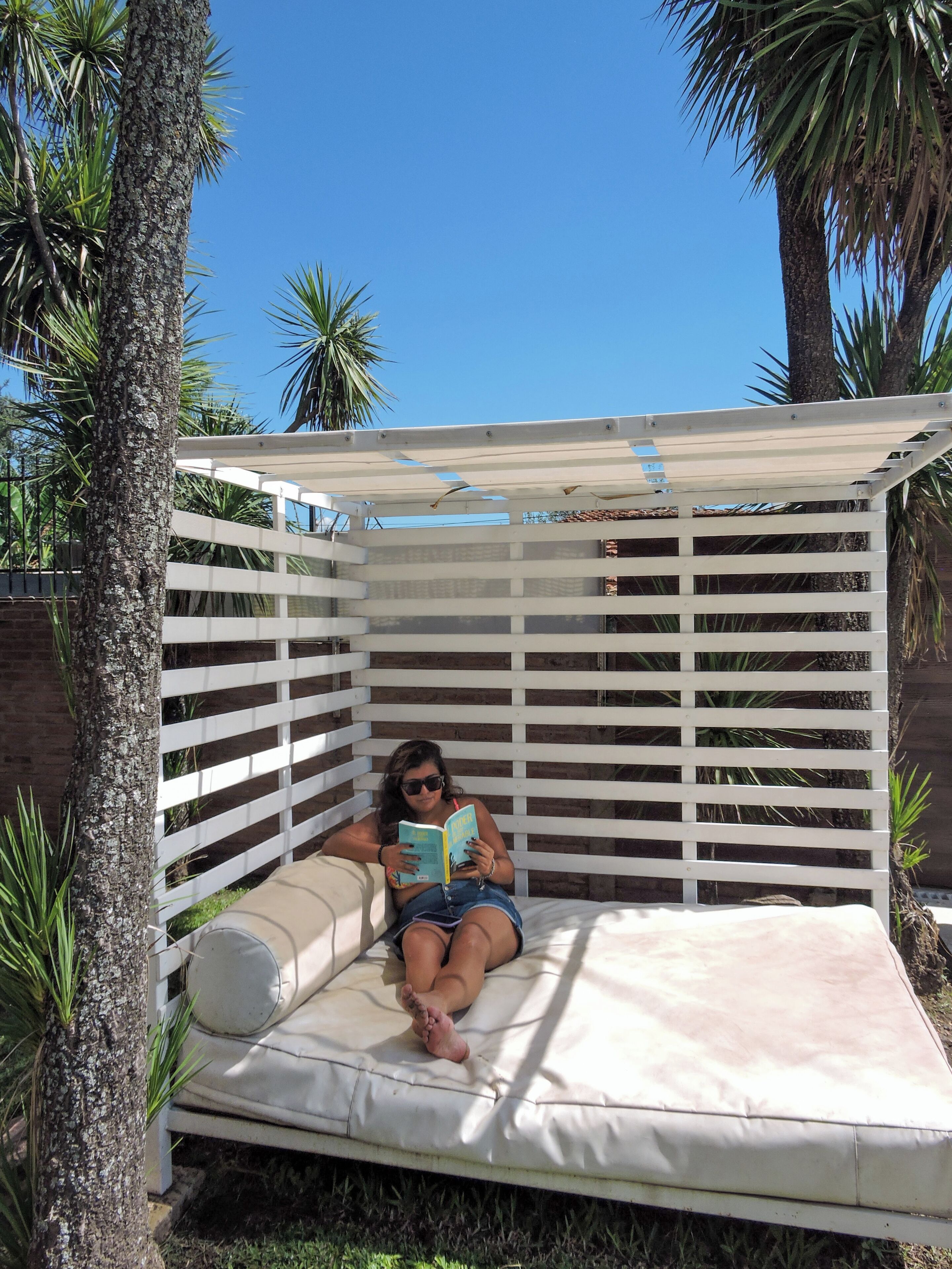 Piscine extérieure, parasols de plage, chaises longues