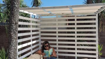 Piscine extérieure, parasols de plage, chaises longues