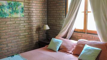 1 dormitorio, caja fuerte, escritorio y cortinas opacas