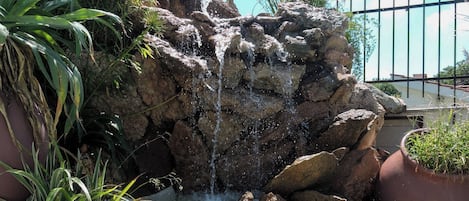 Piscine extérieure, parasols de plage, chaises longues