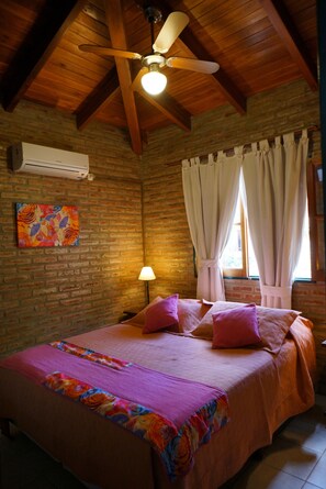 1 habitación, caja de seguridad en la habitación y escritorio