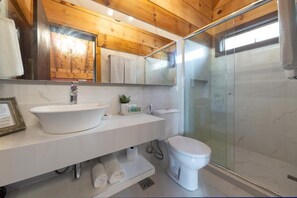 Douche, articles de toilette gratuits, serviettes fournies