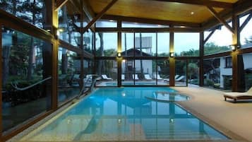 Un sauna, una bañera de hidromasaje, baño turco