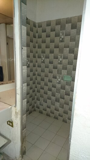Doppelzimmer, 2 Doppelbetten | Badezimmer