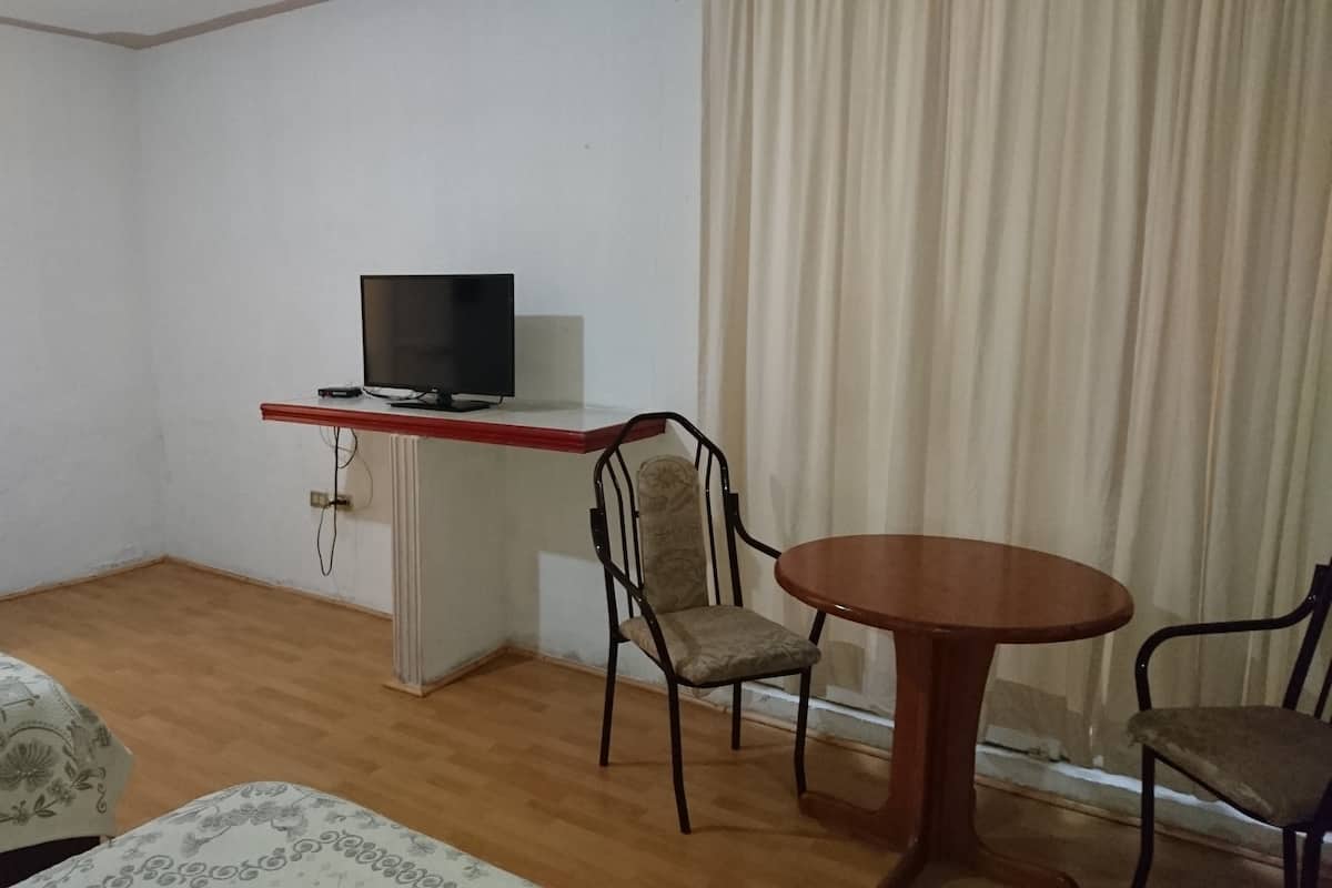 Habitación doble, 2 camas dobles | Escritorio, cunas (de pago), camas supletorias y wifi gratis