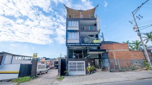 A multi-story building with balconies and a sign reading "Ayenda 1501 Metropoliana Plaza". - Ayenda 1501 Metropolitana Plaza (Bucaramanga)