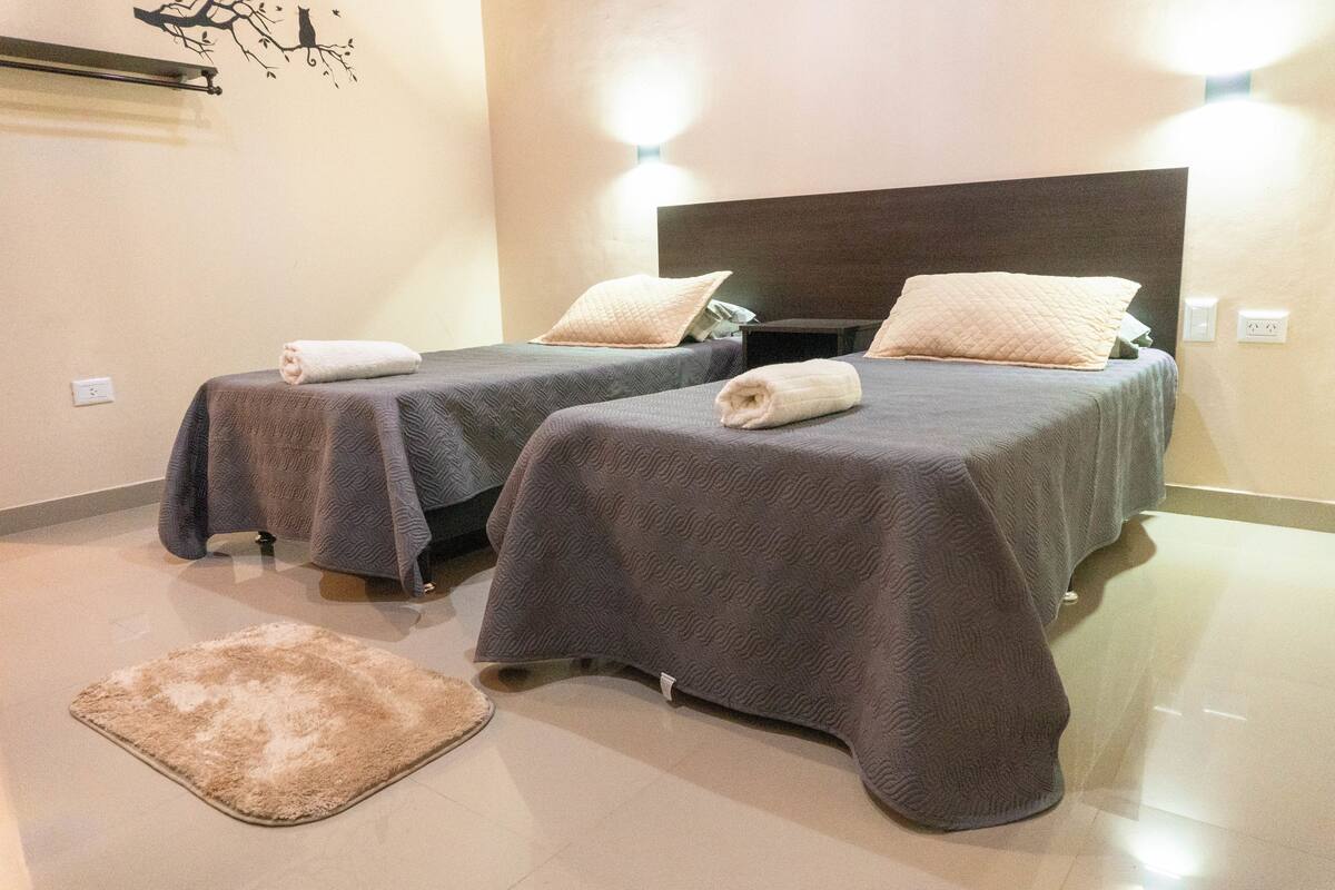 Suite estándar, 1 cama doble o 2 individuales | 2 dormitorios, ropa de cama de alta calidad, edredones de plumas