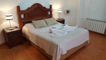 Superior Triple Room | Minibar, in-room safe, blackout drapes, soundproofing