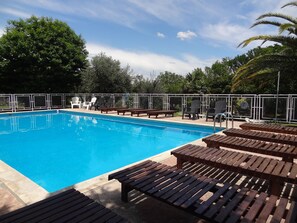 Outdoor pool, pool loungers - Hostería Lida (Merlo)
