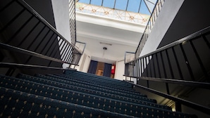 A staircase with a glass ceiling and metal railings. - Nuevo City Hotel (Rosario)