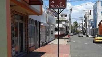 Un letrero de hotel con el nombre 'Hotel Orquidella Neiva' en una esquina.
