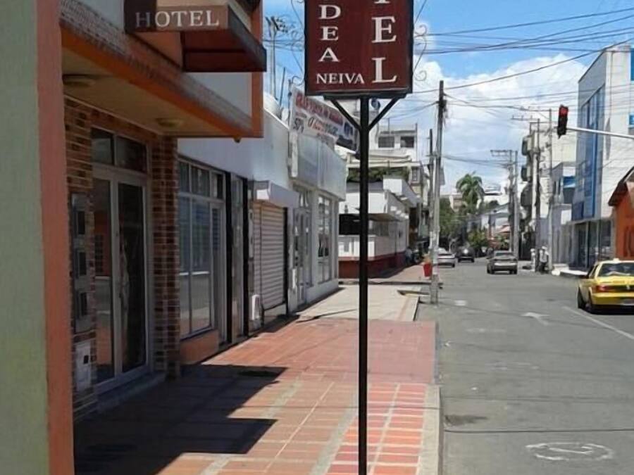 Un letrero de hotel con el nombre 'Hotel Orquidella Neiva' en una esquina.