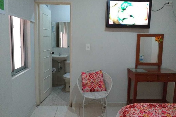 Escritorio, espacio para trabajar con laptop y wifi gratis