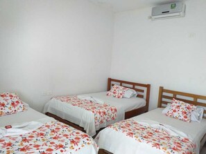 Desk, laptop workspace, free WiFi, bed sheets - Hotel Orquídea Neiva (Neiva)