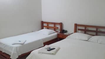 Habitación económica con 1 cama matrimonial o 2 individuales | Escritorio, espacio para trabajar con laptop y wifi gratis