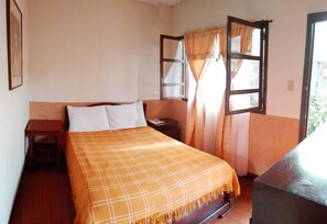 Een bureau, gratis wifi, beddengoed