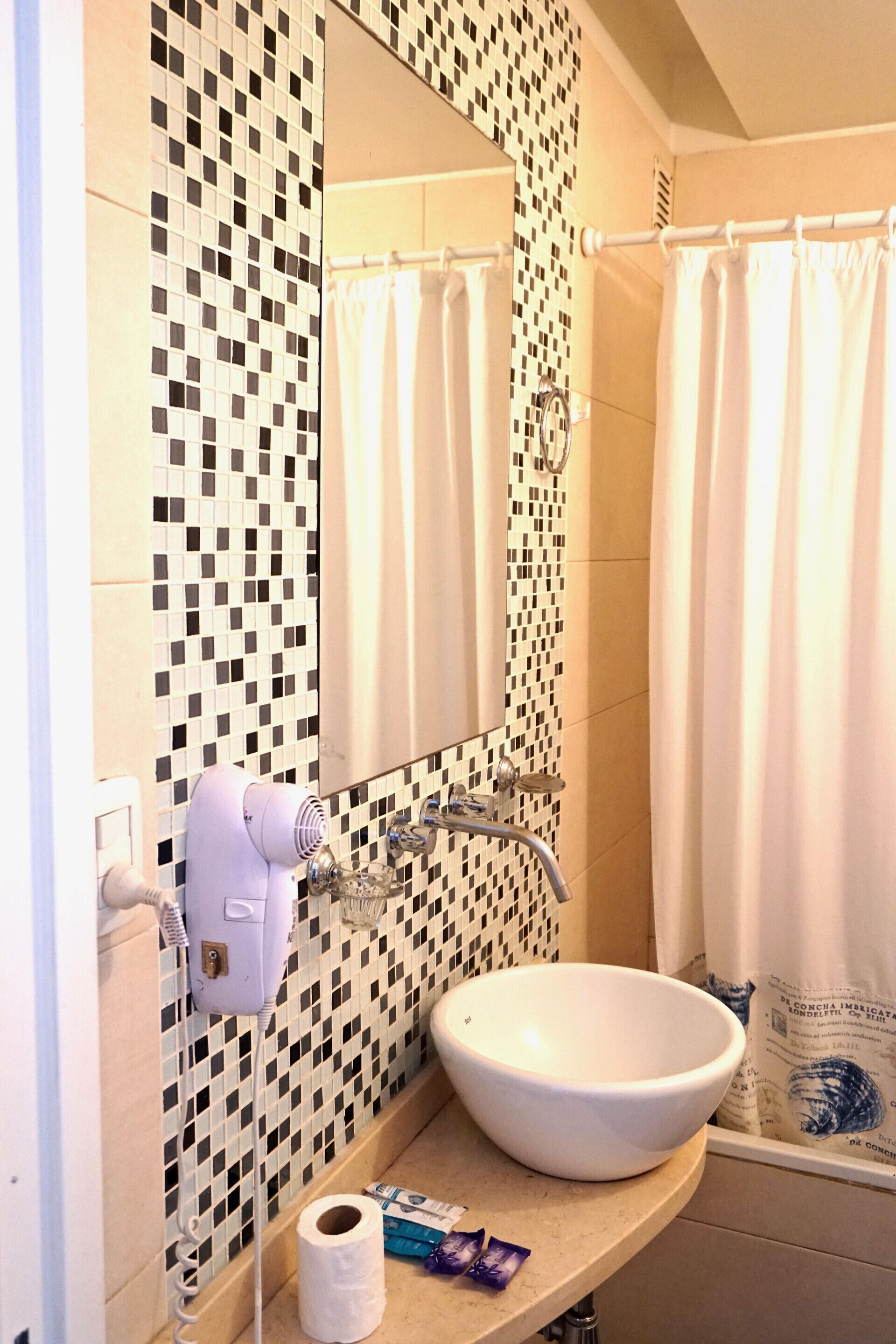 Bathroom | Shower, free toiletries, hair dryer (on request), towels