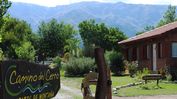 A rustic building with a sign reading "Camino del Cerro Apartes de Montaña." - Apart Hotel Camino del Cerro (Merlo)