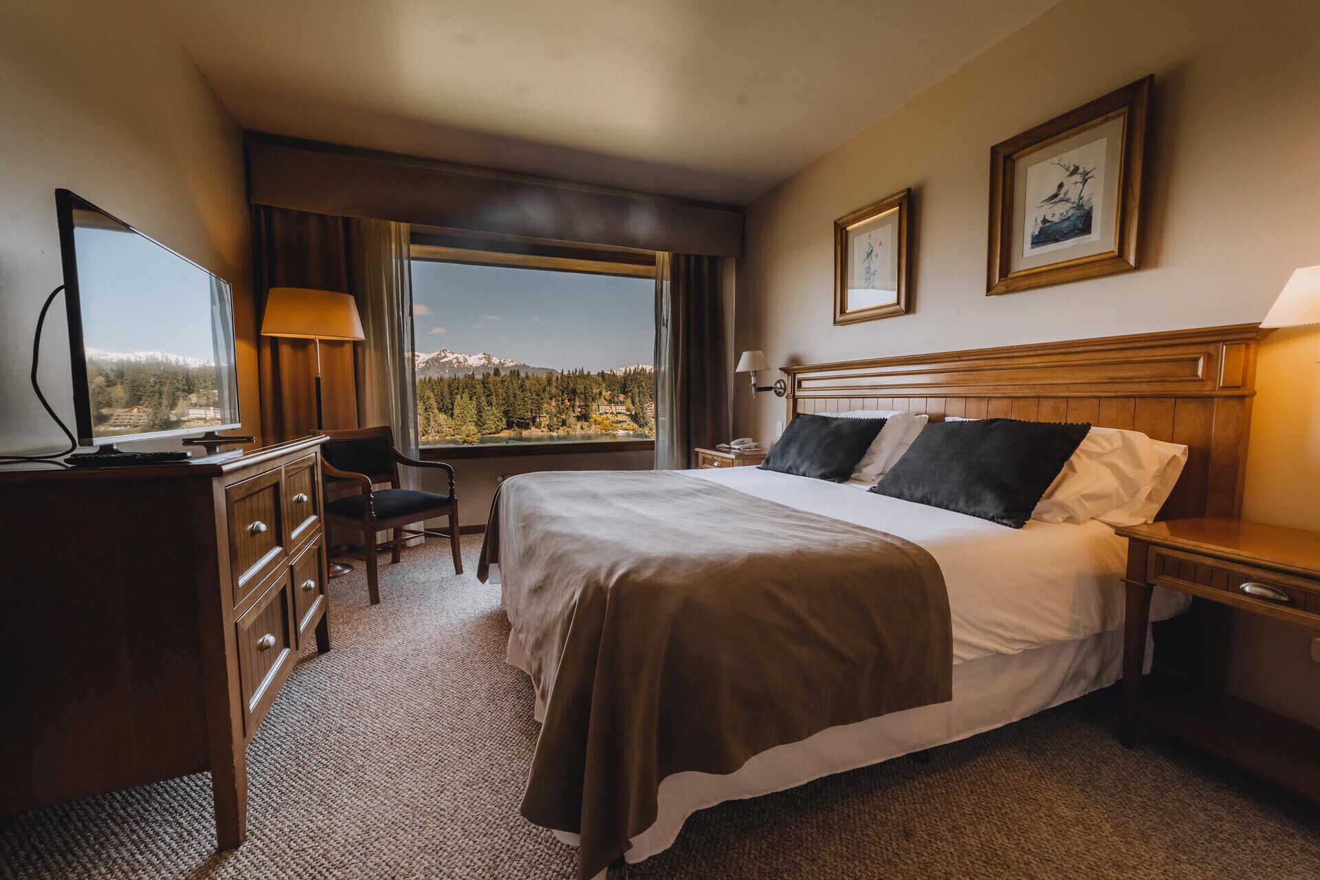 Premium bedding, in-room safe, individually decorated