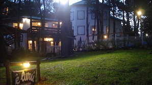 A residential building with a sign reading "Elwri Residencias" in a grassy area with trees and a fence in the background. - Apart E Luru (Mar de Las Pampas)