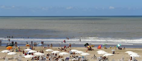 Ligstoelen aan het strand, strandlakens