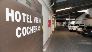 Ein Hotelinnenraum, mit einem Schild, auf dem 'HOTEL VIENA COCHERAS' steht.