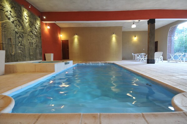 Kolam renang tertutup 