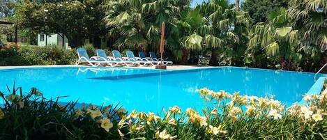 Sisäuima-allas, kauden mukainen ulkouima-allas