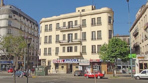 A hotel with a sign reading "HOTEL Amérique". - Gran Hotel America (Buenos Aires)