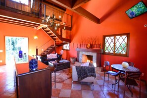 TV de tela plana, lareira