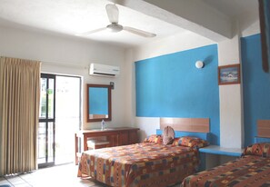 Standardzimmer, 2 Doppelbetten | Zimmersafe, Verdunkelungsvorhänge, Bügeleisen/Bügelbrett