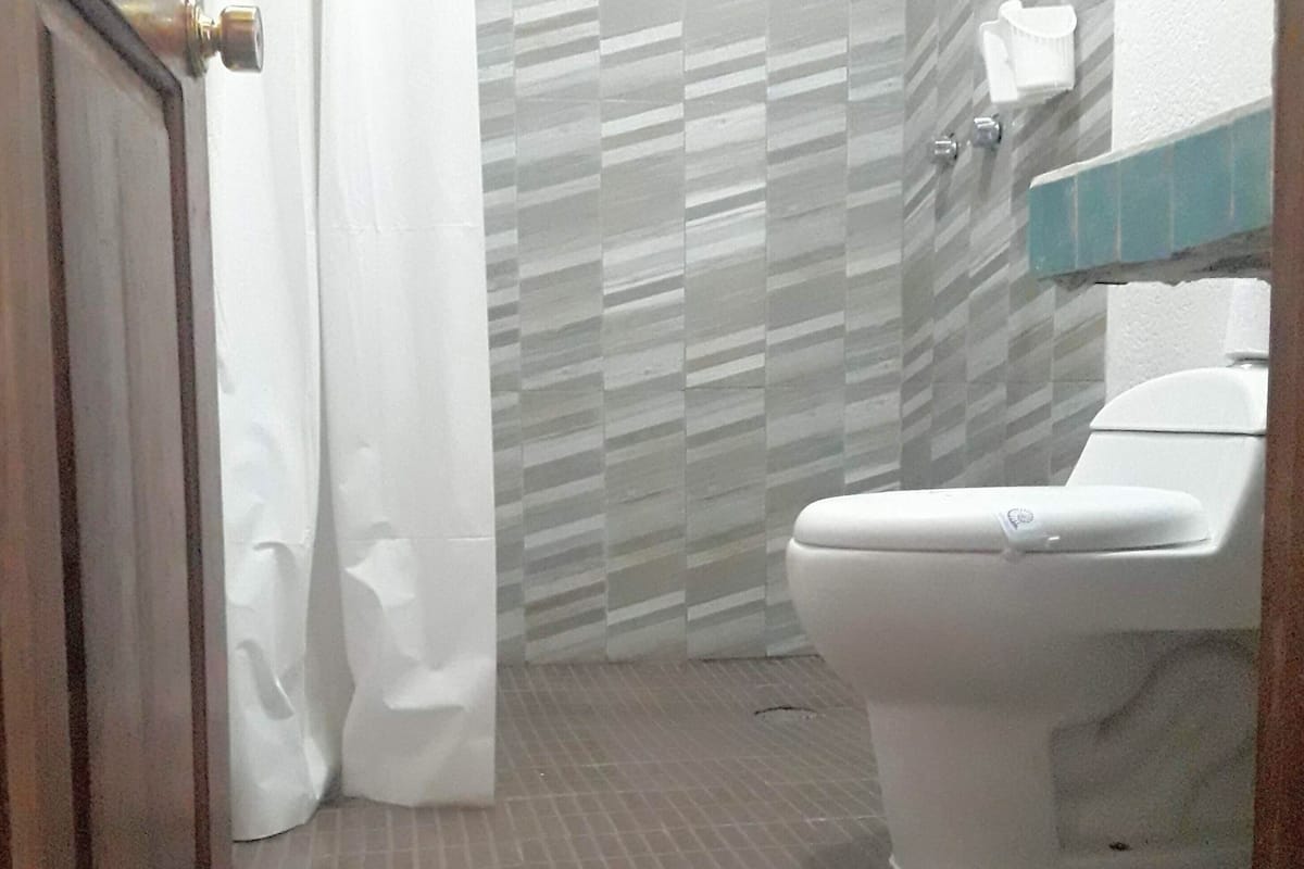 Habitación estándar, 2 camas dobles | Baño | Ducha, artículos de higiene personal gratuitos y secador de pelo